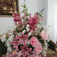 گلدان شیک وسالم همراه بیش از ۲۰شاخه گل مصنوعی زیبا