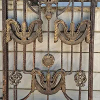 چهار عدد پشت پنجره
