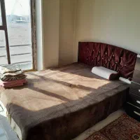 یه تخت دونفره و یه تخت یه نفره با تشک هاشون