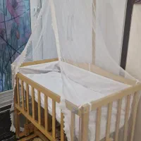 تخت نوزاد کنار مادر