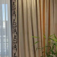 پرده پذیرایی مخمل گلدوزی + آسترساتن‌کش +حریر سفید