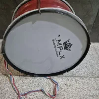 طبل با دستش