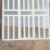 درب ورودی سالن و پنجره بزرگ سالن
