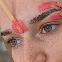 نیازمند اصلاح کار مسلط به ابرو و وکس