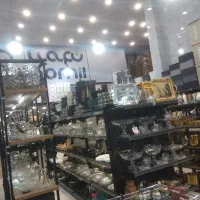 فروشنده و نیرویی چیدمان در لوازم خانه و آشپزخانه