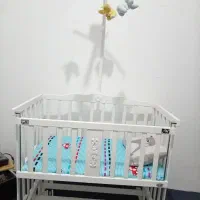 تخت گهواره ای کنار مادر نو