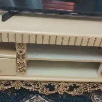 یک عدد میزتلویزیون دارای دو کشو