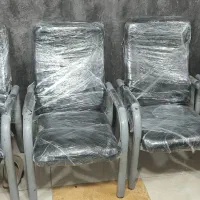 ۴ عددصندلی و همراه با کلی وسایل مغازه لباسی
