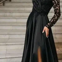 فروشنده خوش صحبت خانم‌ و مانکن خانم