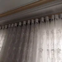 پرده سفید گلدار برای پنجره ۵ تا ۶ متری