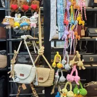 عروسک گردن دراز و آویز کیف