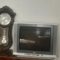 یک عدد تلویزیون JVC سالم ویک عدد ساعت پاندول دار