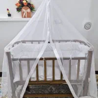 تخت و گهواره نوزاد چوبی بسیار تمیز و سالم