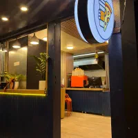 یک نفر نیروی ظرفشور