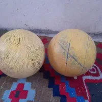 دوتا توپ والیبال و فوتبال