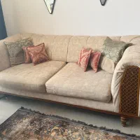 دو عدد کاناپه سه و چهار نفره و میز جلو مبلی