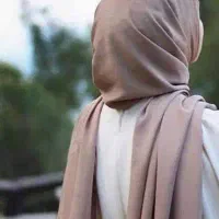 تعدادی شال زنانه و دخترانه