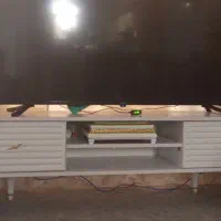 یک عدد زیر تلویزیون سفید