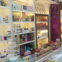 دکور مغازه لوازم ارایشی ام دی اف هایگلاس