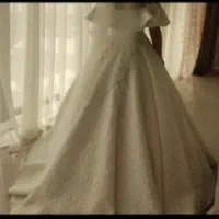 لباس عروس همراه با تور و تاج و شنل