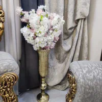 گلدان شیشه ای بلند و گل مصنوعی