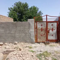 زمین دور دیوار