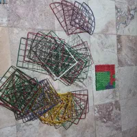 قفسه مشبک فلزی و گیره مخصوص نگهدارنده