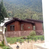 کارگر  اقا جهت ساخت کلبه چوبی