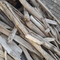 تعدادی چوبِ شمعی و در چوبه تختی و چوب زغالی