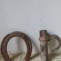 قفل قدیمی و نعل اسب