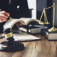 قاضی بازنشسته وکیل پایه یک دادگستری