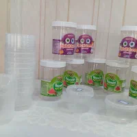 مقداری ظروف پلاستیکی نگهدارنده