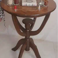 میز کنار سالنی چوبی