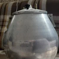 زودپز قدیمی وکاسه وبشقاب ملامین