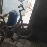 یک عدد دوچرخه و کیسه بوکس