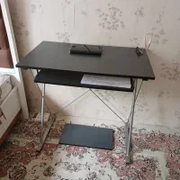 میز تحریر و کامپیوتر