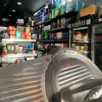 کارگر ساده جوان سوپر مارکت