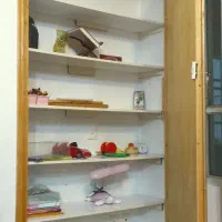 در چوبی قدیمی محکم با چهارچوب و کشو چوبی