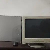 یک دستگاه کامپیوتر و مانیتور