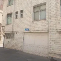 ملک ۱۰۰متری دونبش سه طبقه و یک زیرزمین مسکونی