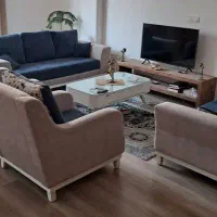 مبل ۷ نفره بهمراه میز کشودار وسط تمیز و سالم