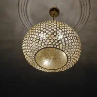 یک جفت لوستر با کریستال‌های درخشان