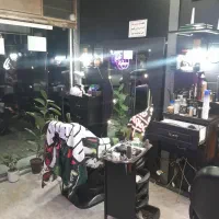 آرایشگر با مشتری و کاراموز