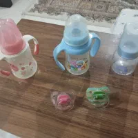 سه عدد شیشه شیر و دوتا پستونک و یک پارچه تشکی