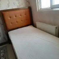 تخت و تشک و میز تحریر