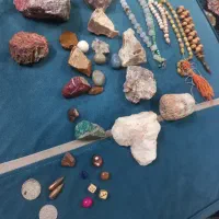 تعدادی سنگ وتسبیح وپول قدیمی دارم