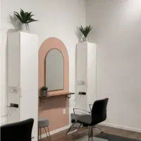 اجاره اتاق در سالن زیبایی پر رفت و آمد