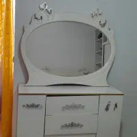 تخت دونفره همراه با آینه و میزآرایشی