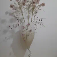 گلدان شیشه ای با گل