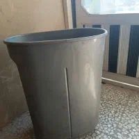 تعدادی سطل گالوانیزه و پلاستیک مخصوص برنج و حبوبات